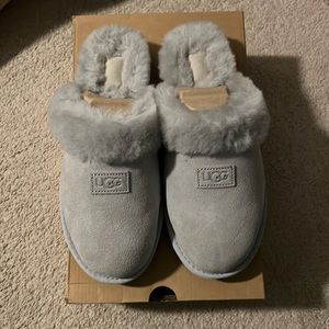 Ugg Women’s Cozy Slipper  light grey size 9
